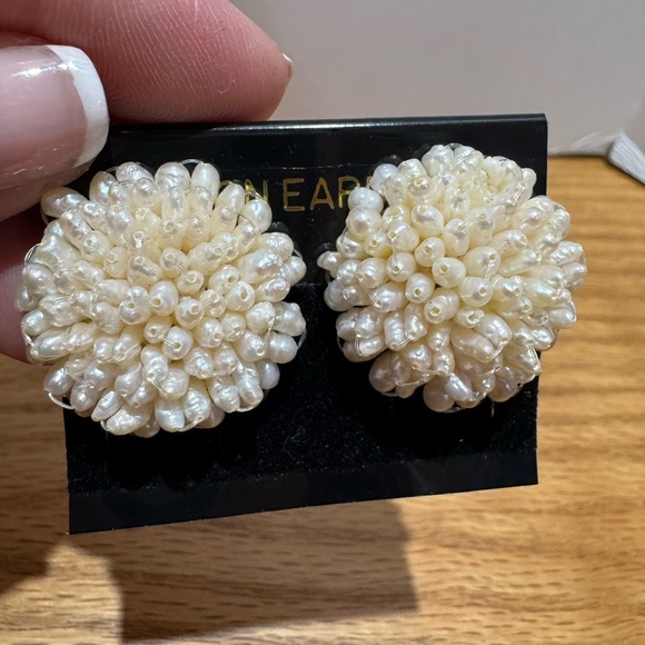 Vintage faux pearl-bead Floral clip on Earrings - Picture 5 of 5